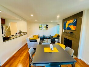 2145 Dexter Ave N, Unit 2145 Dexter Ave N #201 in Seattle, WA - Building Photo - Building Photo
