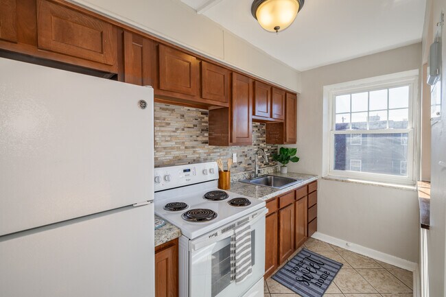 FRIENDSHIP COURT in Pittsburgh, PA - Building Photo - Interior Photo