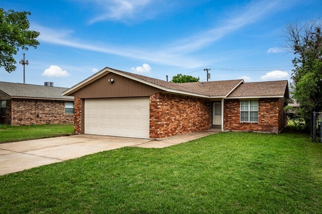 6111 NW Maple Ave in Lawton, OK - Building Photo - Building Photo