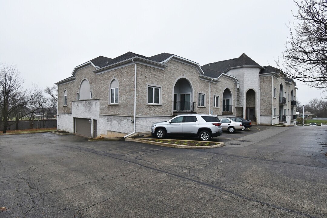 1990 Larkin Ave in Elgin, IL - Building Photo
