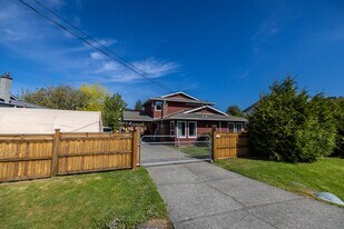 2743 Lakehurst Dr in Victoria, BC - Building Photo