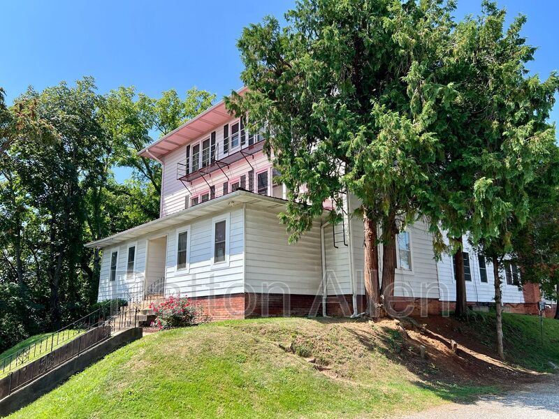 43 Ravenscroft Dr in Asheville, NC - Building Photo