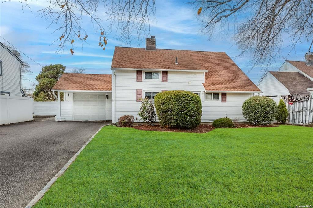 76 Jerusalem Ave in Levittown, NY - Building Photo