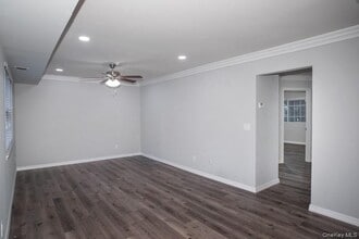 375 Lake Pointe Dr in Middle Island, NY - Building Photo - Building Photo