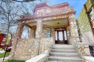 7758 S Saginaw Ave in Chicago, IL - Building Photo - Building Photo