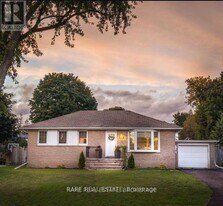 60 Patricia Dr in King City, ON - Building Photo