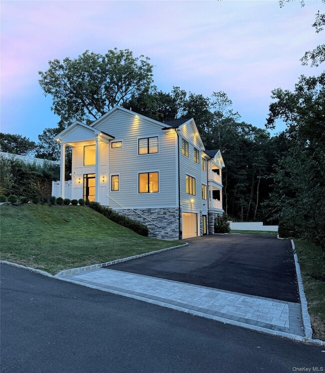 property at 2 Arthur Pl