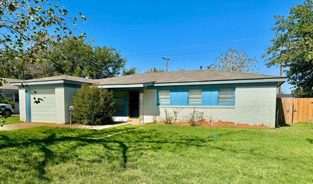 5318 39th St in Lubbock, TX - Building Photo