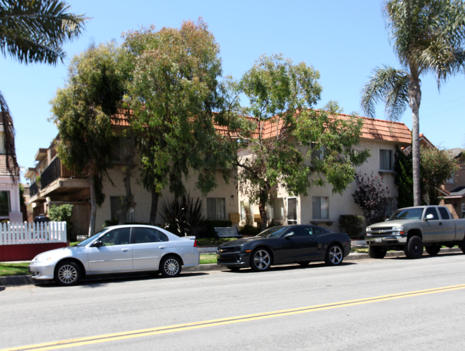 221 10th St in Huntington Beach, CA - Building Photo