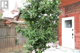 148 Victoria Ave N in Hamilton, ON - Building Photo