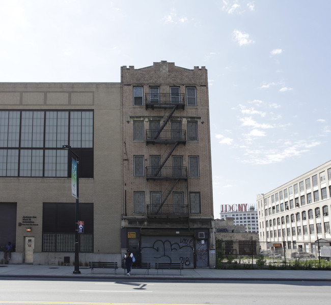 28-18 Jackson Ave in Long Island City, NY - Foto de edificio - Building Photo