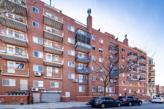6474 Wetherole St in Rego Park, NY - Building Photo - Building Photo