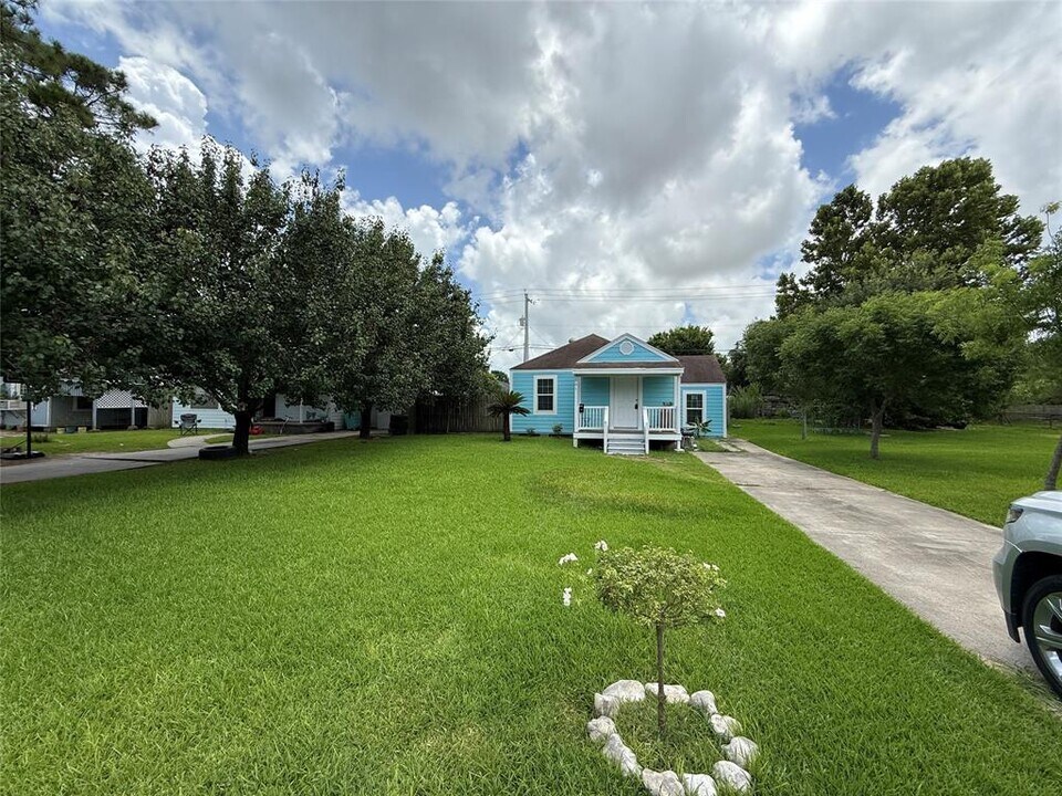 501 19th St N in Texas City, TX - Building Photo