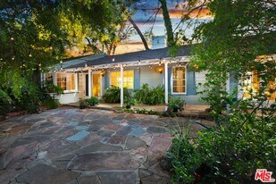 3231 Coldwater Canyon Ln in Beverly Hills, CA - Building Photo