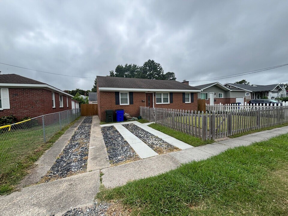8803 Chesapeake Blvd in Norfolk, VA - Building Photo