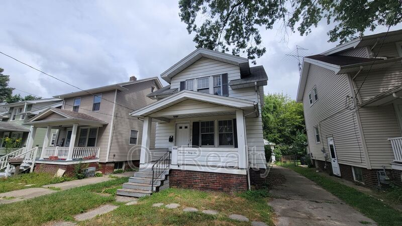 1936 Mansfield Rd in Toledo, OH - Foto de edificio