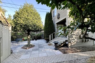 322 24th Ave E-Unit -D in Seattle, WA - Building Photo - Building Photo