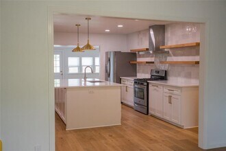 202 W Crestland Dr in Austin, TX - Building Photo - Building Photo