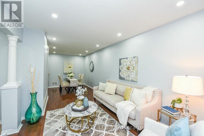 22 Desert Sand Dr in Brampton, ON - Building Photo - Building Photo