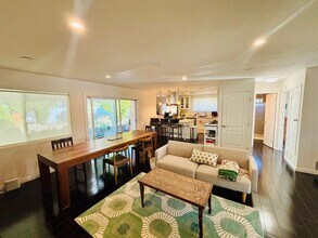 23813 Calvert St in Los Angeles, CA - Foto de edificio - Building Photo