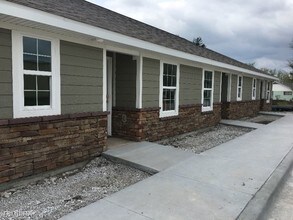 2205 S Main St in Carthage, MO - Building Photo - Building Photo