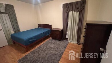 154 E 12th St in Linden, NJ - Foto de edificio - Building Photo