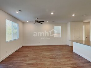 10132 W Oleta Ave in Las Vegas, NV - Foto de edificio - Building Photo