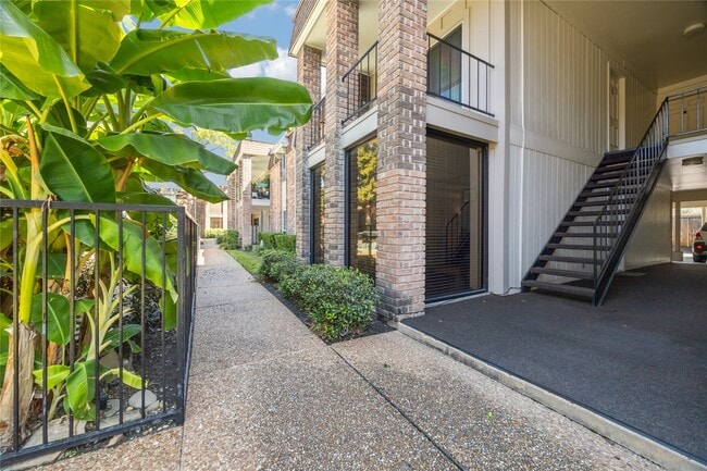 7555 Katy Fwy in Houston, TX - Building Photo - Building Photo