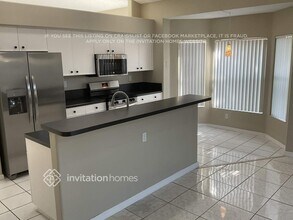 18863 NW 24th Ct in Pembroke Pines, FL - Foto de edificio - Building Photo