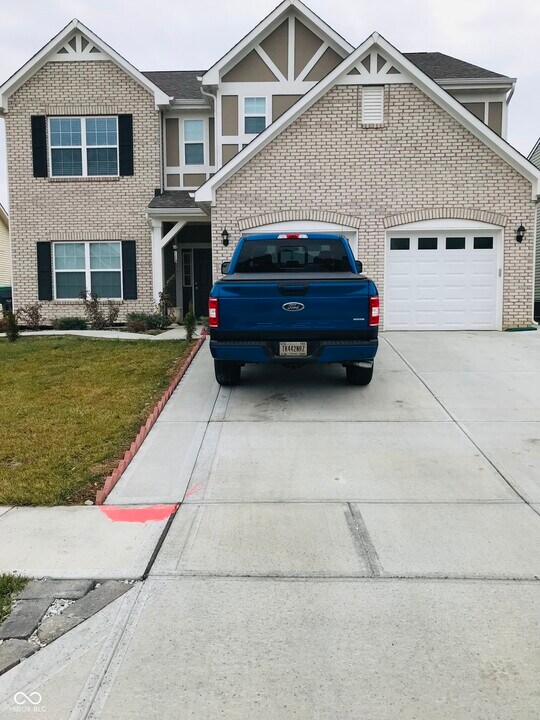 822 Blue Ash Trail in Greenwood, IN - Building Photo