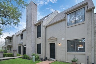 6489 Alisa Ln in Houston, TX - Foto de edificio - Building Photo
