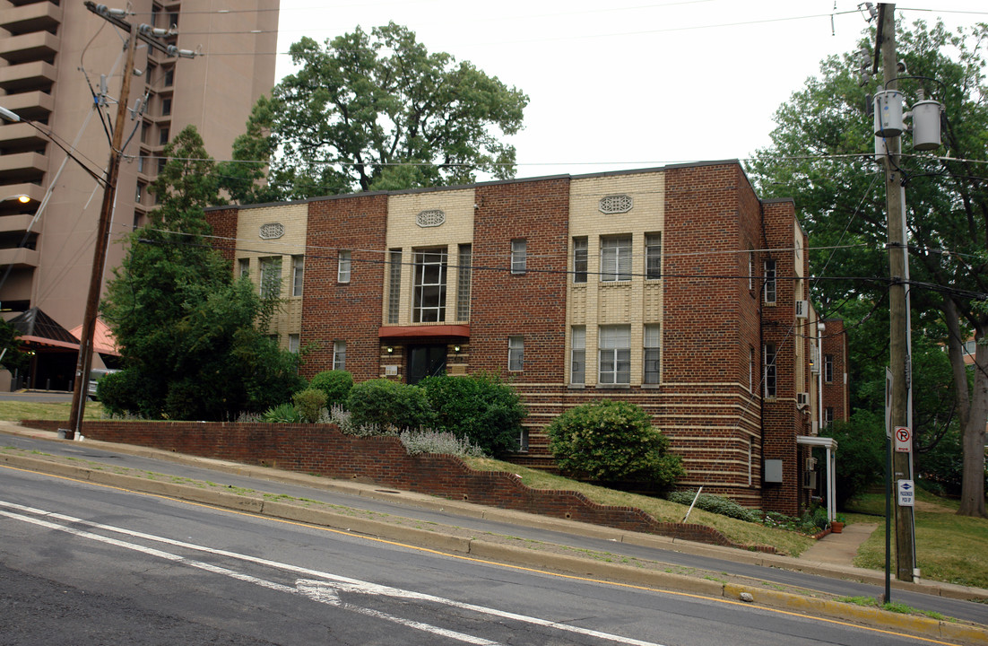 Courthouse Manor in Arlington, VA - Building Photo