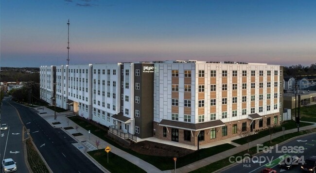 8424 N Tryon St, Unit B1 in Charlotte, NC - Building Photo - Building Photo