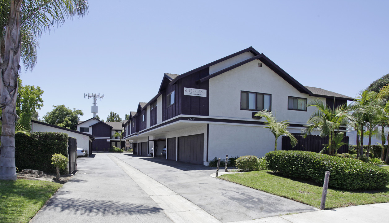 1430 E Lincoln Ave in Anaheim, CA - Foto de edificio