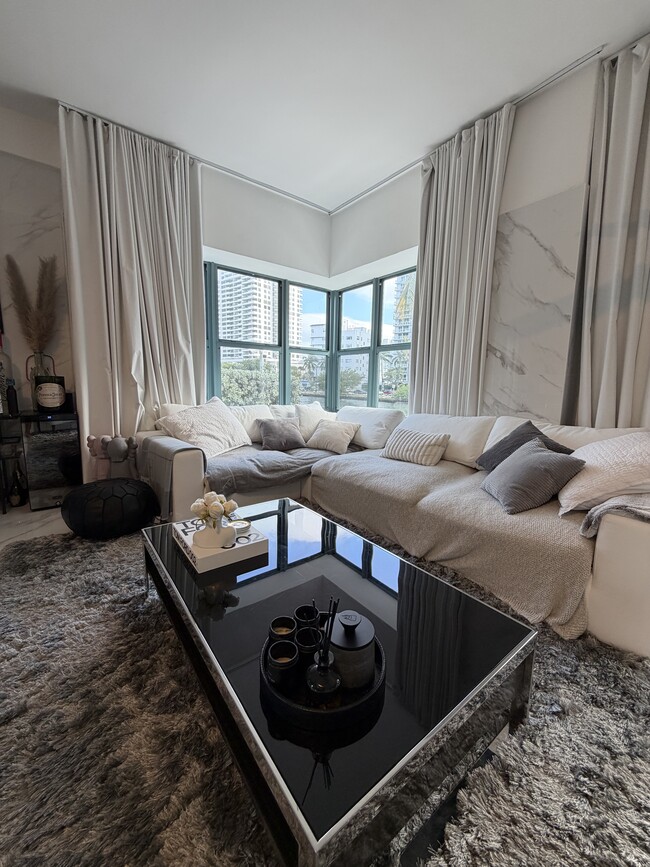 2421 Lake Pancoast Dr, Unit 1G in Miami Beach, FL - Building Photo - Building Photo