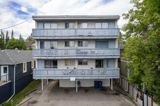 2117 16 St SW in Calgary, AB - Building Photo - Building Photo