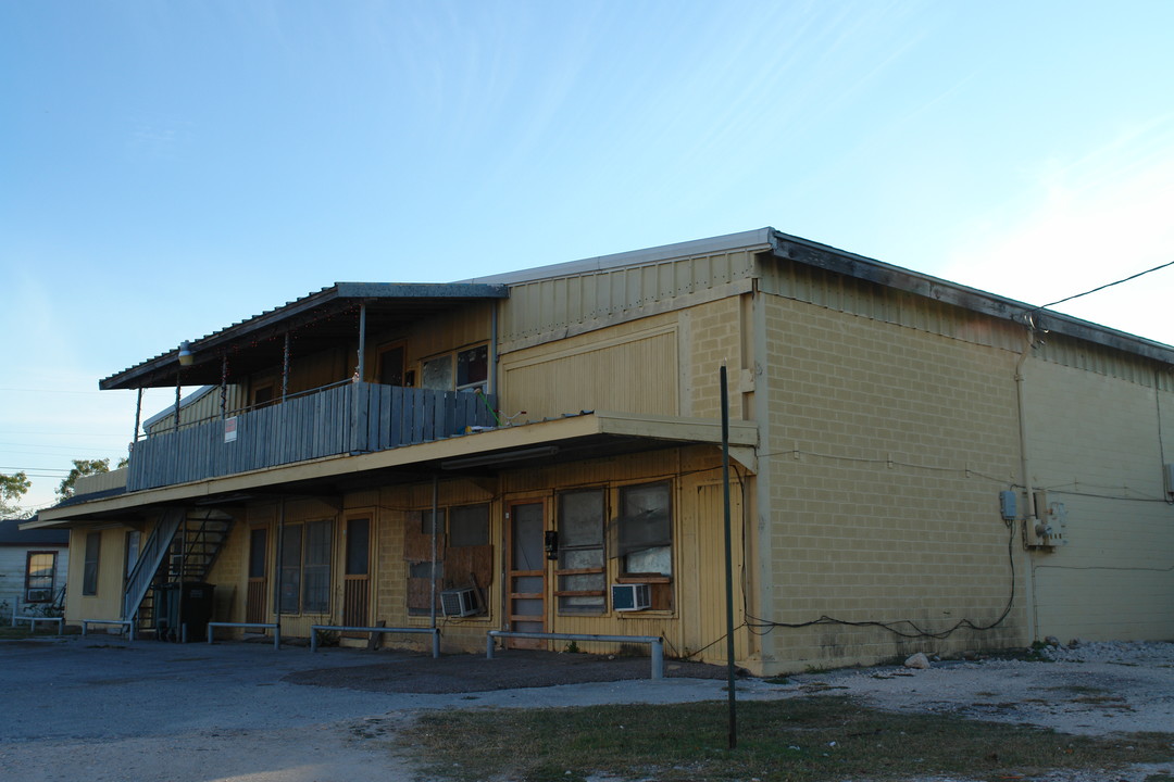 211 Western At West C Ave in Robstown, TX - Building Photo