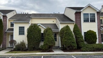 41 Wood Lake Dr in Middletown, NY - Building Photo
