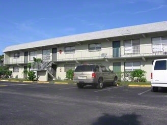 Humani Court in Lake Park, FL - Foto de edificio