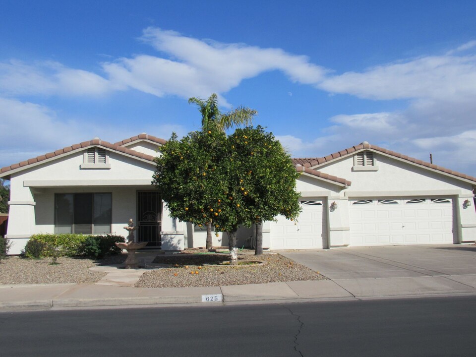 625 N Roanoke Cir in Mesa, AZ - Building Photo