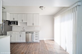 1884 Jamestown Cir in Hoffman Estates, IL - Building Photo - Building Photo