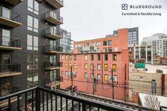 411 W Chicago Ave in Chicago, IL - Building Photo - Building Photo