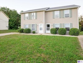 130 Skyline Dr in Radcliff, KY - Building Photo