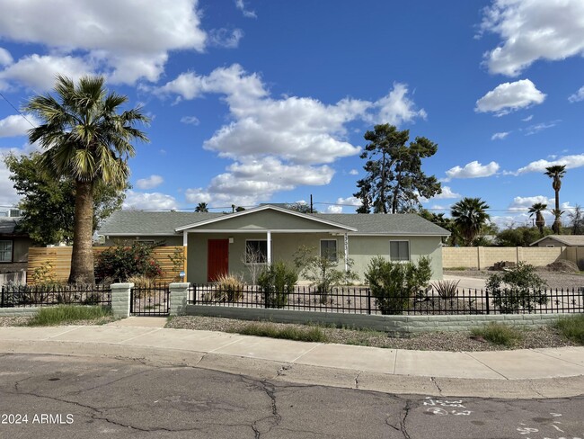 1305 N Frances St in Tempe, AZ - Foto de edificio - Building Photo