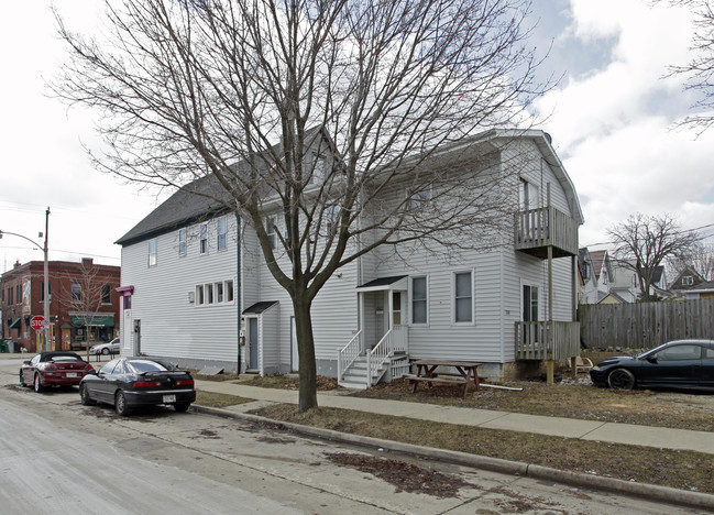 732 E Clarke St in Milwaukee, WI - Foto de edificio - Building Photo