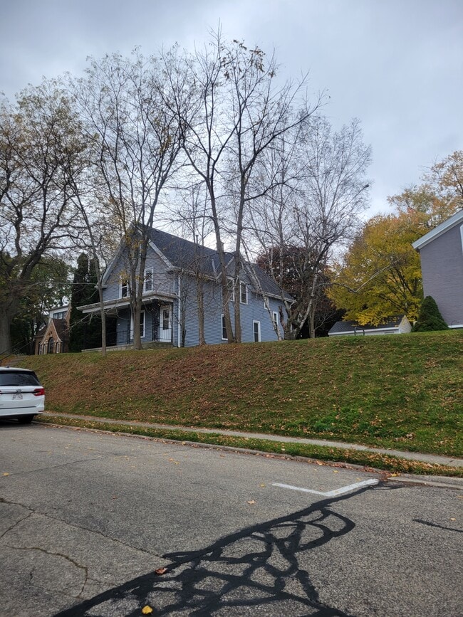 213 S Webster St, Unit 211 S Webster Street in Port Washington, WI - Foto de edificio - Building Photo