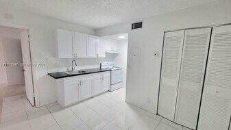 2042 NW 43 Terrace in Lauderhill, FL - Building Photo