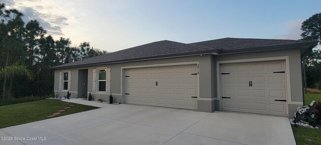 property at 2910 San Filippo Dr SE