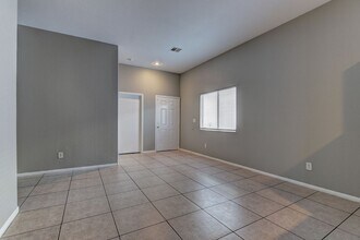 1635 Marion Bennet Dr in Las Vegas, NV - Building Photo - Building Photo