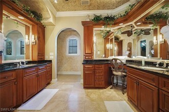 232 Bayshore Dr in Cape Coral, FL - Foto de edificio - Building Photo